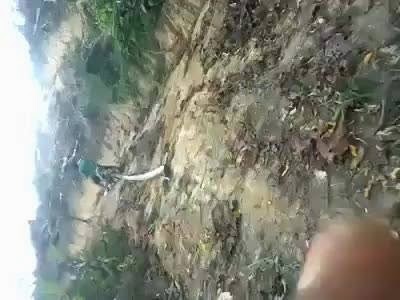 (Video) Penampakan Lembaga Hitam semasa Menarik Ular di Perak