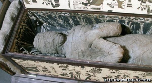 3EmCpzGloL Hiii Serem....seorang bocah di Jerman Temukan Mumi di Atap Rumahnya