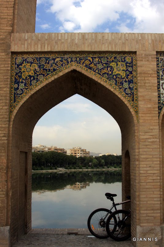 IMG_5145 Khaju Bridge Isfahan, Iran.JPG