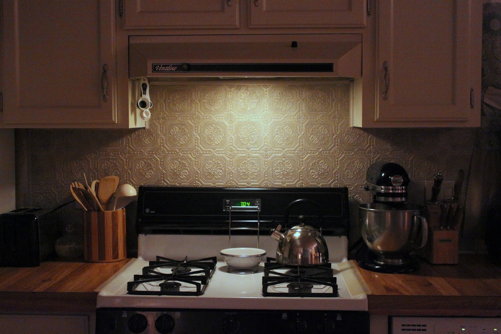Li'l Buck's Creations Faux Metal Kitchen Backsplash, Paintable Wallpaper