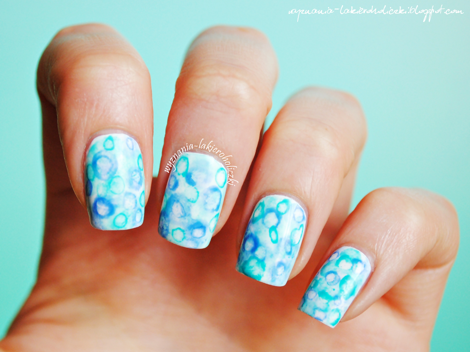 Confessions of a Polishaholic Bubbles nails )