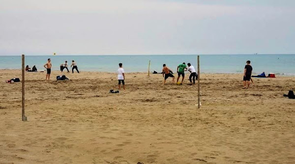 Alcuni ragazzi portano un pallone per una partitella di calcio da allenamento
