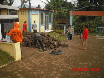 Gotong Royong Perbaikan Sarana YABNI