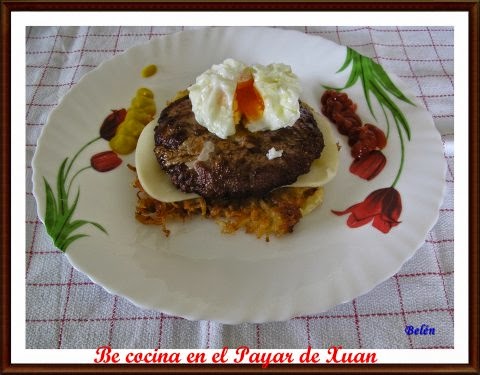 Hamburguesas Sobre Tortitas De Patata Con  Huevo Poche