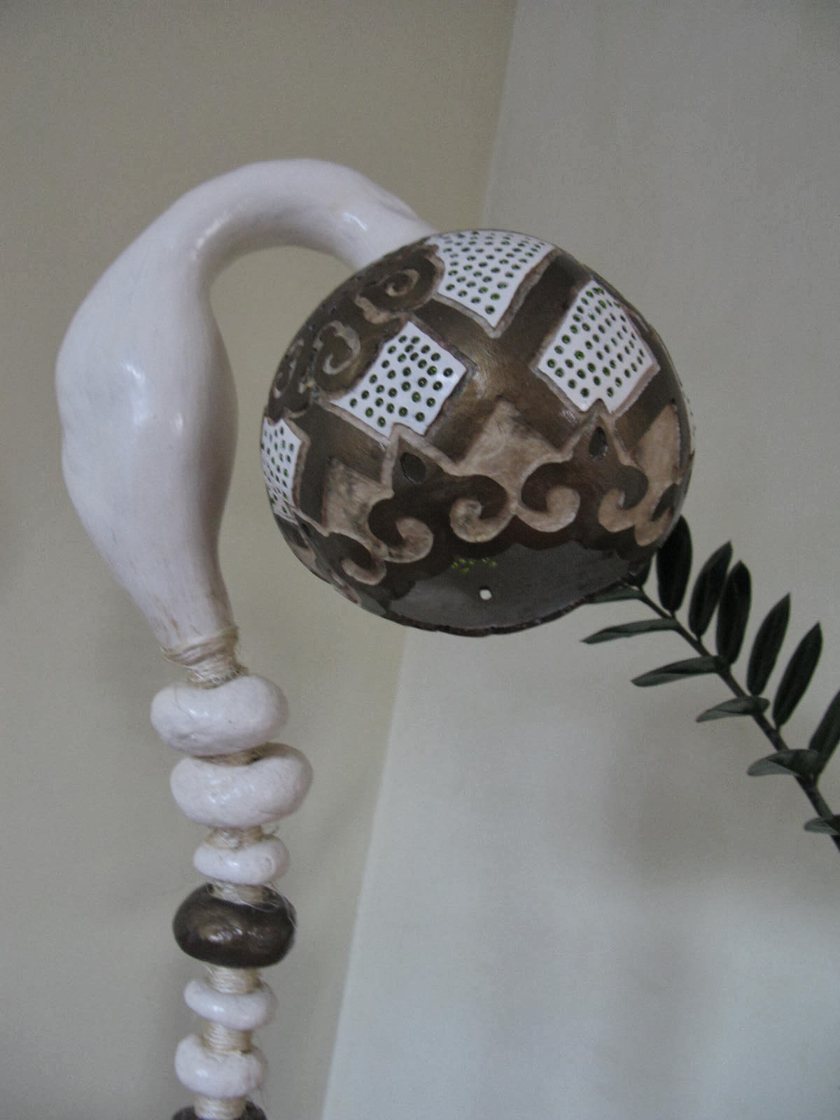 TAJEMNICE DREWNA: lampa z tykwy