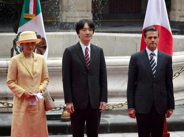 Japanese Prince Akishino (L) speaks with Mexican President Enrique Pena Nieto, during the welcoming ceremony at the National Palace in Mexico City