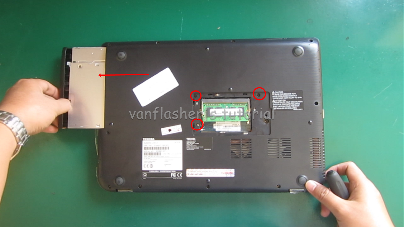 Melepas Bateri Toshiba Satellite L40 A L40d Service Laptop Jogja