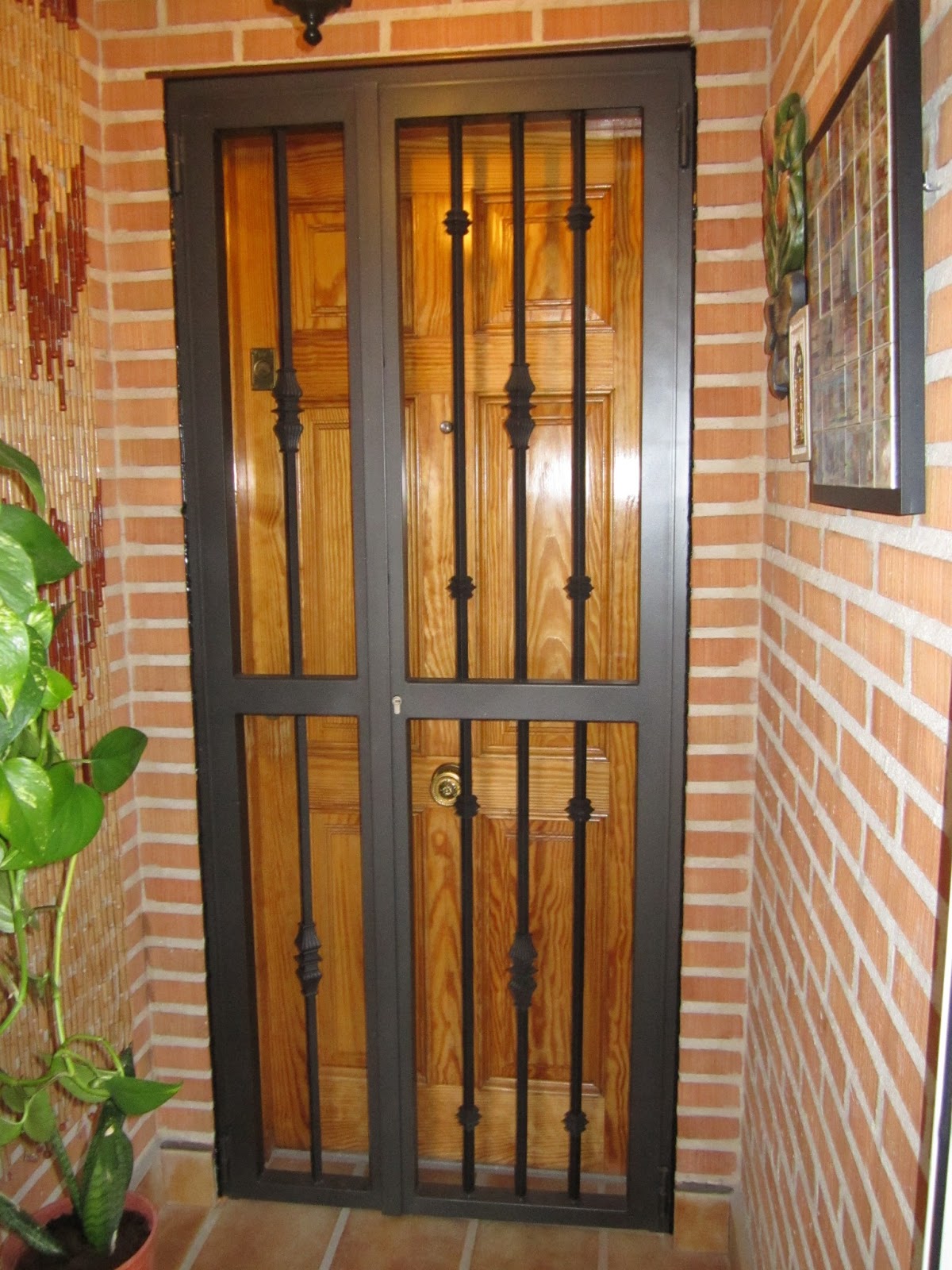 NORBEL CARPINTERIA METÄLICA Y ACERO INOXIDABLE: VERJA Y PUERTA DE SEGURIDAD