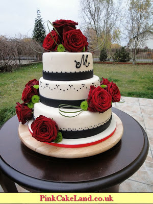 wedding cake with roses