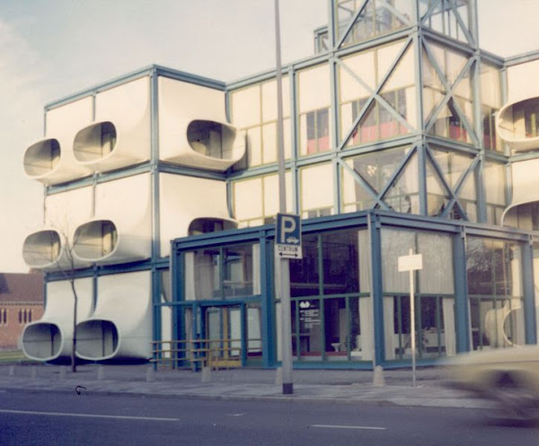Bureaux AZM (Algemeen Ziekenfonds voor de Mijnstreek) - Heerlen - Hollande.  Architecte: Laurens Bisscheroux  Construction: 1972
