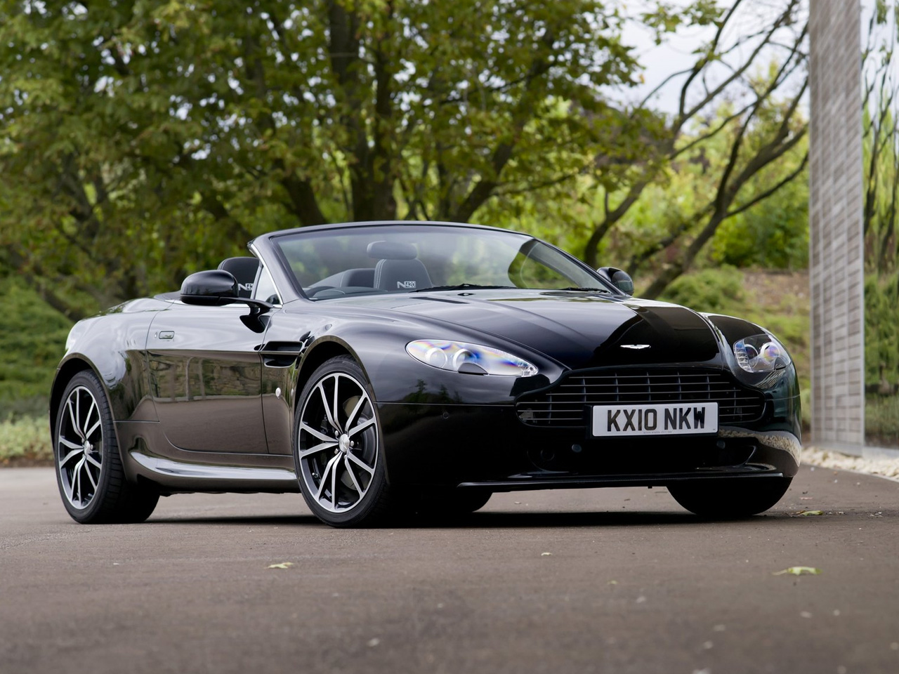 Aston Martin Advantage