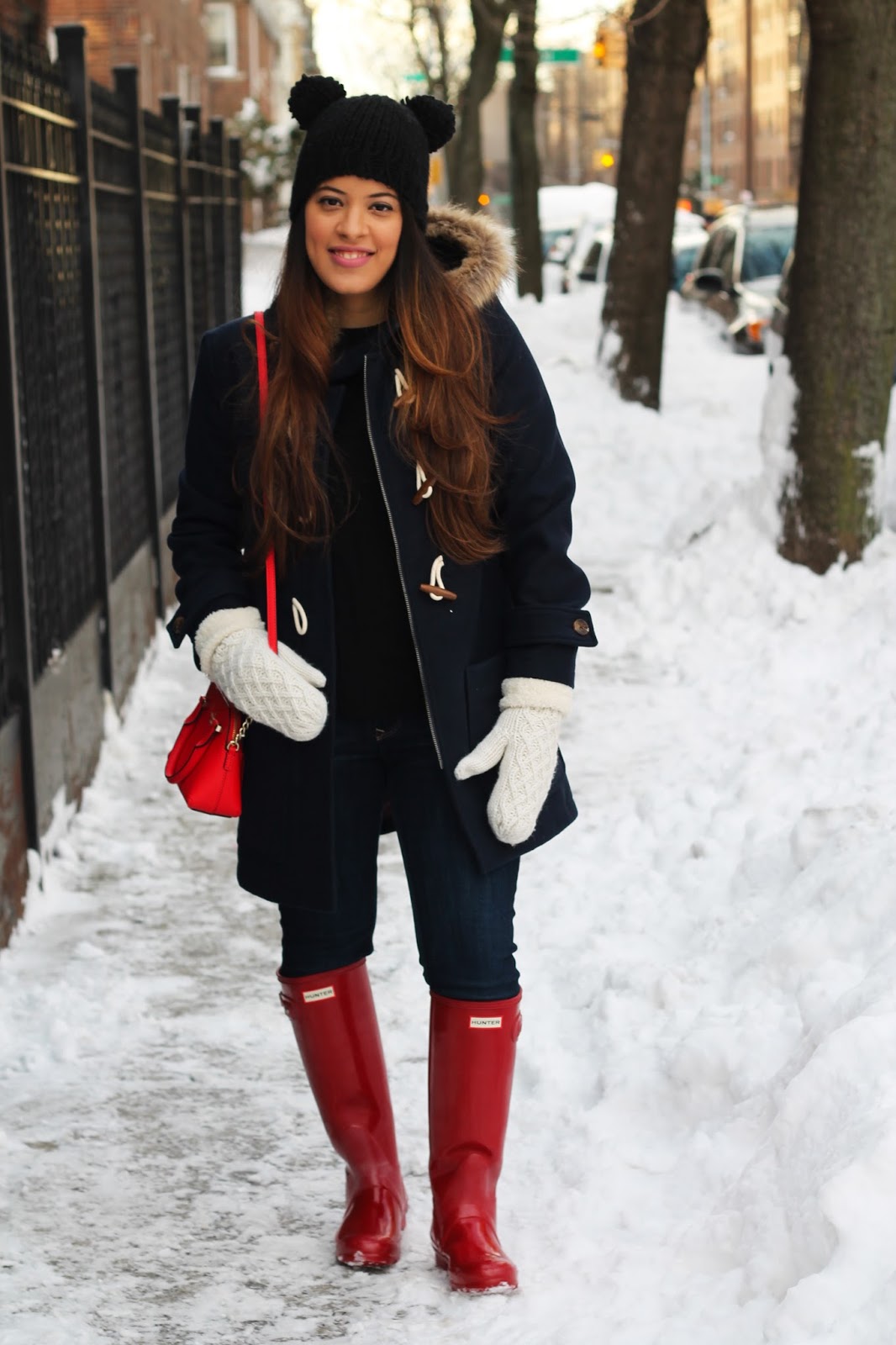 winter look, oldnavy, hunter rain boots, hunter, red gloss hunter rain boots, new york, winter, winter style, navy toggle coat, kate spade, pom pom hat, fashion blogger, fashion, style, ootd, outfit of the day, rain boots, red, mittens, prima donna, banana republic, express, jeans, dark wash jeans, latina blogger, nyc blogger, snow, black sweater