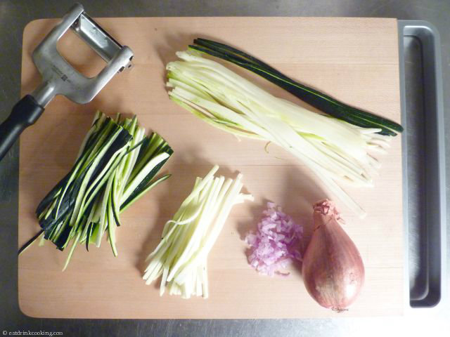 Zucchini in Julienne-Streifen geschnitten und Echalotteswürfel