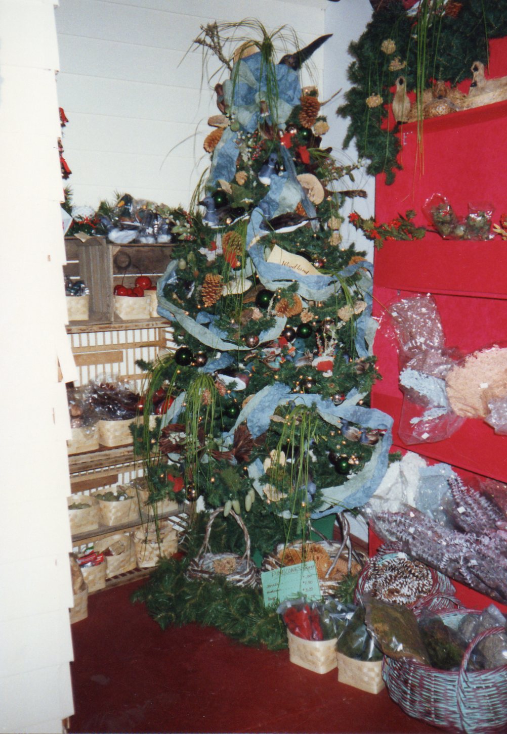 urbanchristmas decorating ideas Using Fillers in the Tree