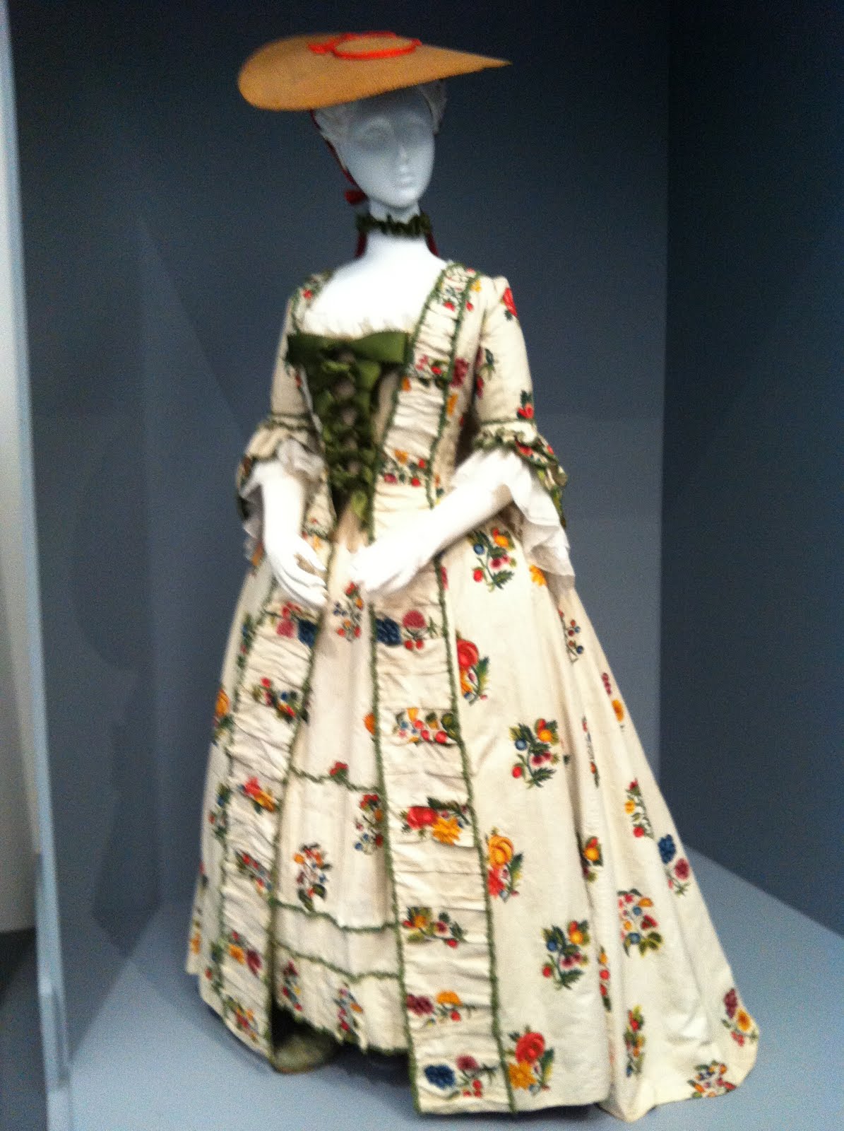 Musings and Mutterings: I Love Historic Costume!