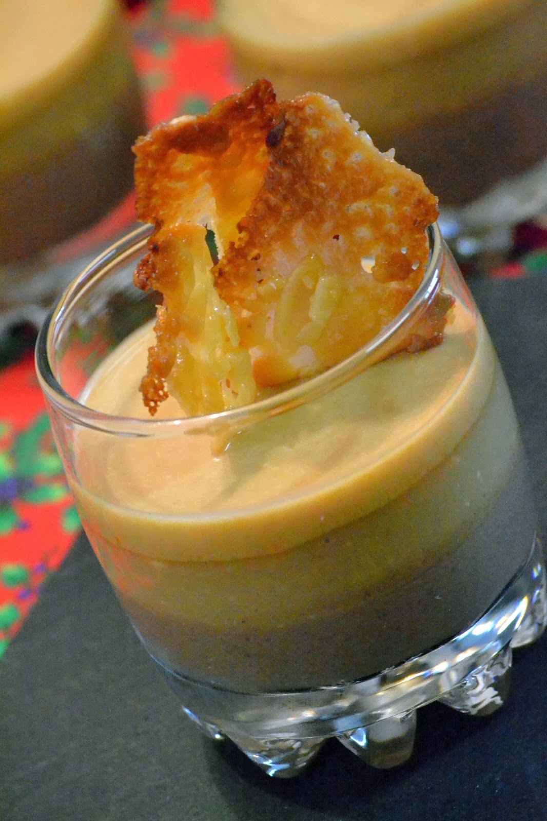 Panna Cotta de Chocolate Negro, Toffee de Laranja e Creme de Café, decorado com Florentines Panna Cotta de Chocolate Negro, Toffee de Laranja e Creme de Café, decorado com Florentines