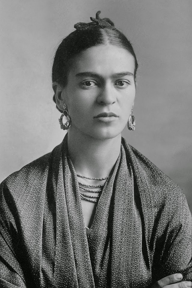 Amazing Historical Photo of Frida Kahlo in 1932 