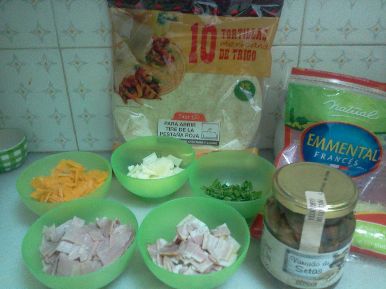 Flautas de jamón york con queso y de bacon con setas variadas con un