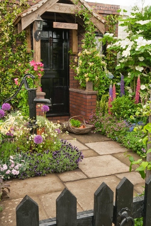 Garden at the Entrance | Backyards Click