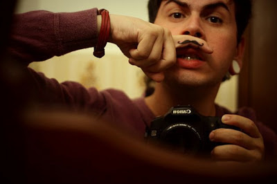 O fingerstache: bigode tatuagens nos dedos