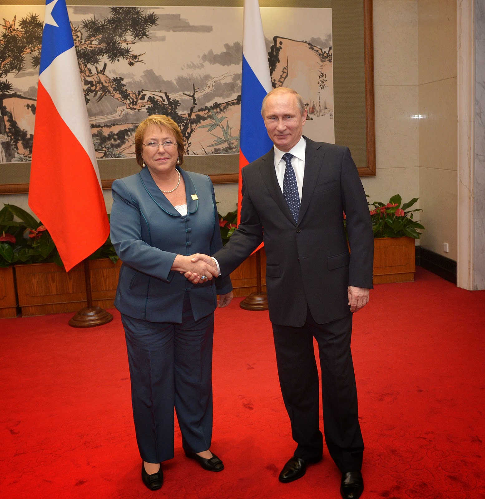 MADAME LA PRÉSIDENTE MICHELLE BACHELET, LORS D'UN ENTRETIEN AVEC SON HOMOLOGUE RUSSE VLADIMIR POUTINE EN MARGE DU SOMMET DE L'APEC À PÉKIN LE DIMANCHE 9 NOVEMBRE 2014