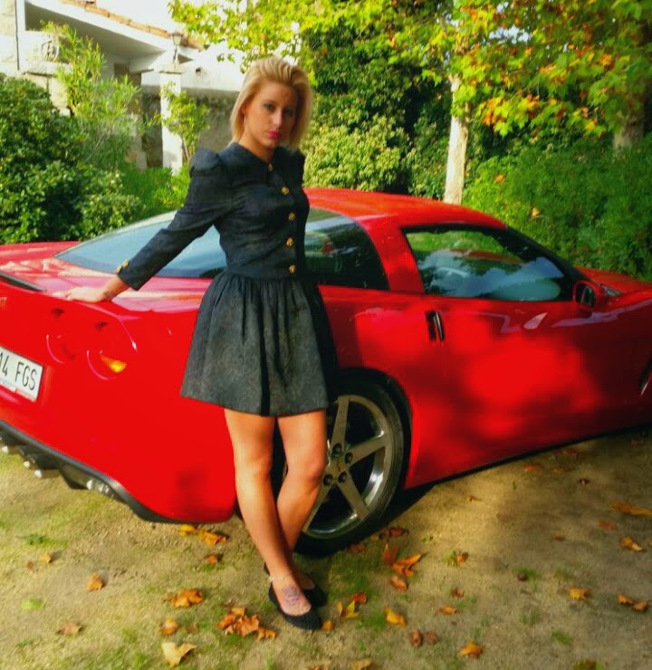 Chica guapa Cádiz: sexy amateur rubia andaluza en un Corvette, fotos de Vicky. Hermosa gaditana en un coche deportivo.
