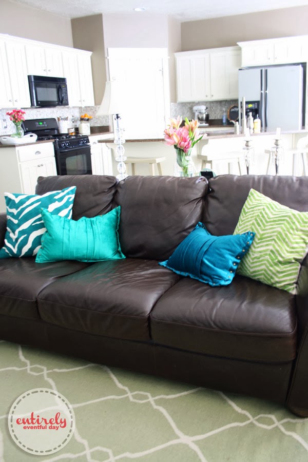 Pretty green and blue living room design. www.entirelyeventfulday.com #interiordesign 