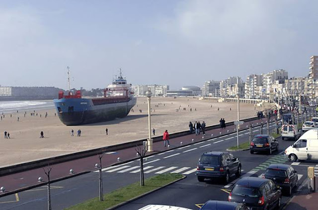 Les_Sables_d'Olonne_Cargo_Ship_On_The_Beach_001.jpg