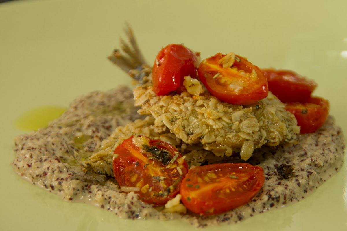 Alici in crosta di fiocchi d'avena al forno con pesto di radicchio e mandorle