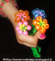 http://lesmercredisdejulie.blogspot.fr/2014/05/bracelets-elastiques-bouquet-de-fleurs.html
