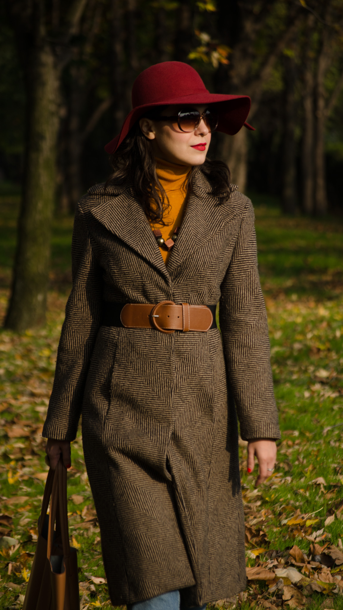 fall essential wardrobe items burgundy hat turtleneck sweater mustard brown pattern coat over-sized bag belt shoes heels autumn scenery leaves mom jeans H&M thrifted 