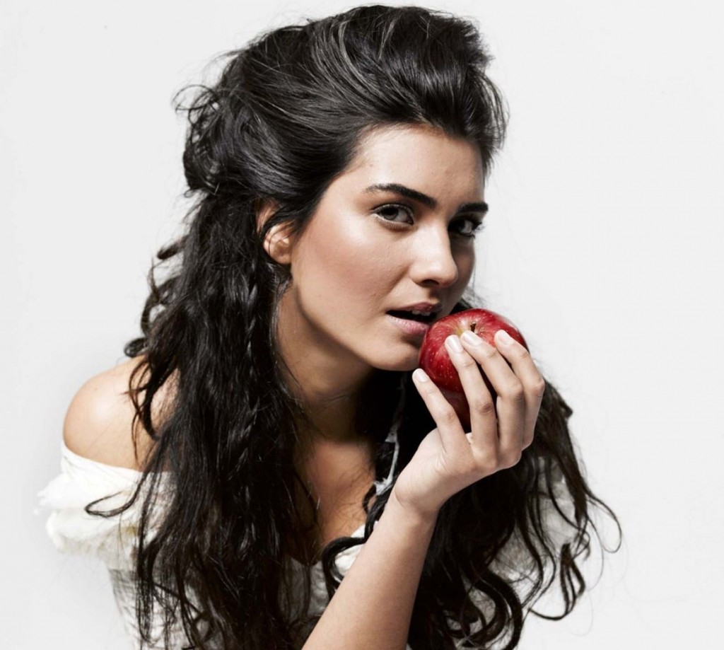 http://2.bp.blogspot.com/-MUFTLJOyfcQ/UX6XMr6vHbI/AAAAAAAAGzk/CfkOMBq8TR0/s1600/Tuba-Buyukustun-1.jpg