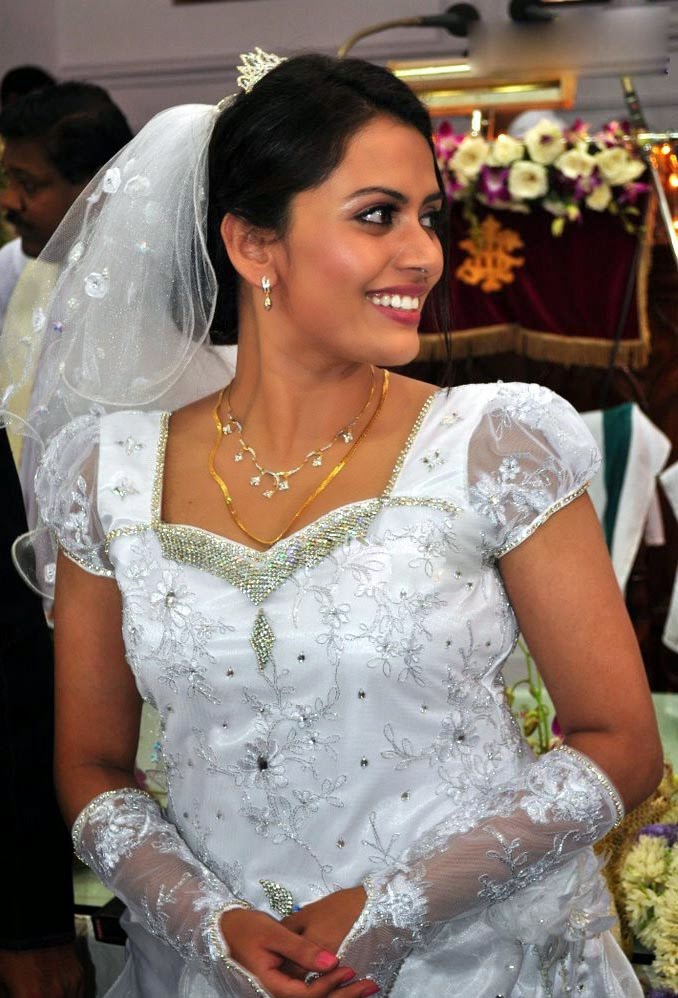 LATEST INDIAN WEDDING SILK SAREE,JEWELLERY,WEDDING HAIR STYLE: KERALA STYLE  ENGAGEMENT BRIDAL DRESS FOR WOMEN'S