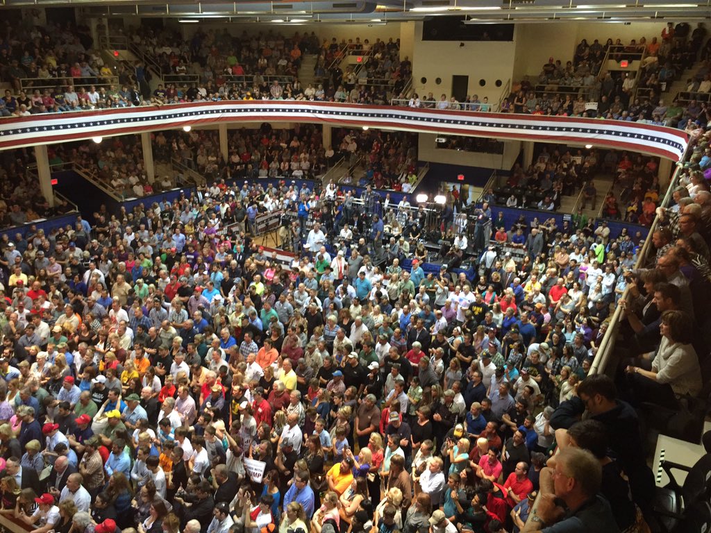 IowaBurlingtonTrumpPackedHouseOct212015DanScavino.jpg