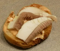 Toasts aux champignons frais pour l'apéritif
