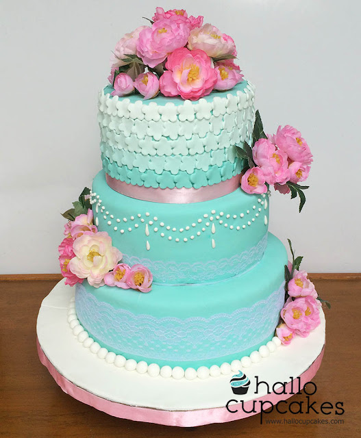 Hallo Cupcakes Cake 3 Tingkat