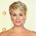 Kaley Cuoco pinta os cabelos de rosa