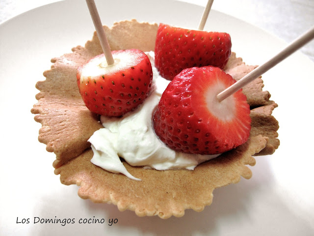 Brochetas De Fresas Con Mascarpone Y Yogur Griego