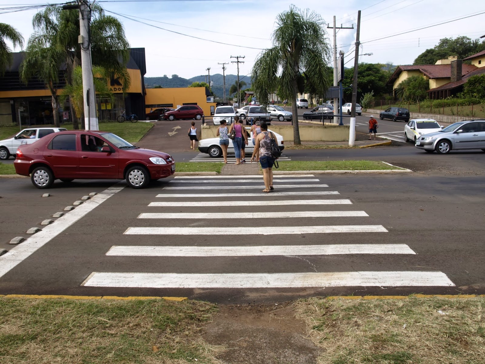 A Faixa De Pedestres E Um Exemplo De Marcação Transversal