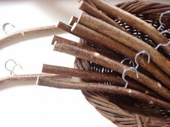 Cómo hacer ganchos para ropa con troncos de madera :lodijoella  Hacer  ganchillo, Colgadores de ropa, Organización de accesorios para el cabello