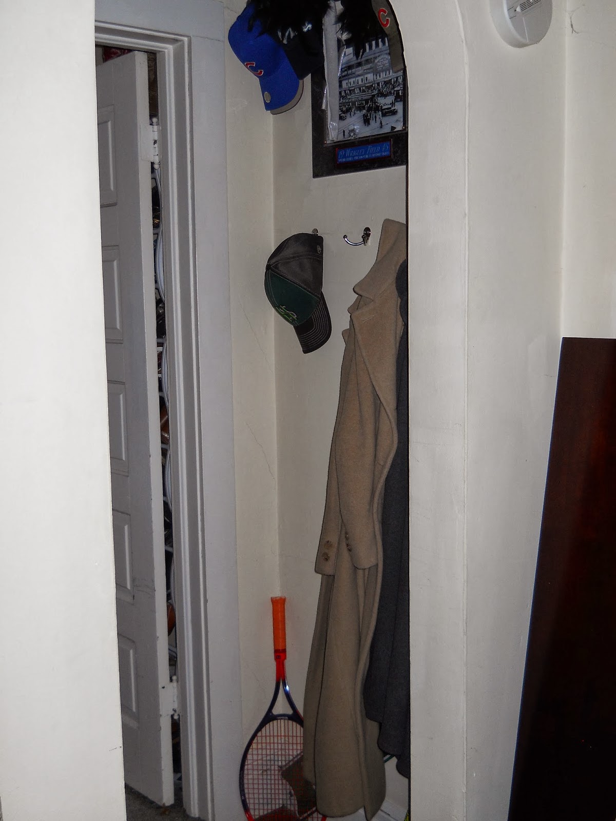 Foodigen A Simple Coat Rack for a Small Apartment