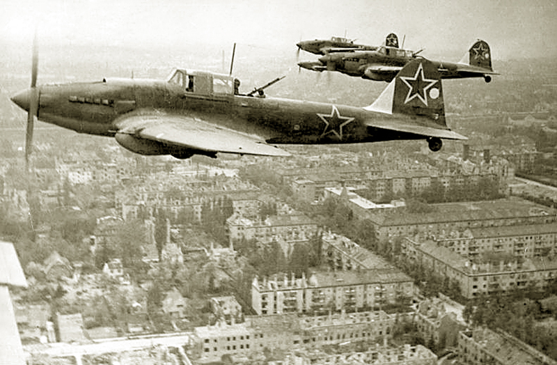 Un poco de historia... Militar Il-2+over+Berlin+1945
