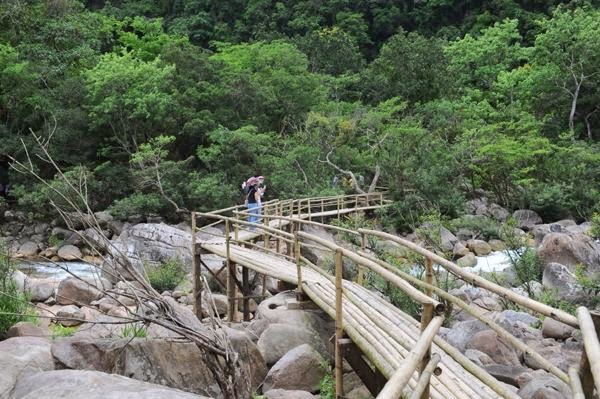 cầu gỗ Suối nước moọc