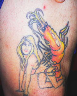 tatuaje de camaron gigante fornicando con una rubia