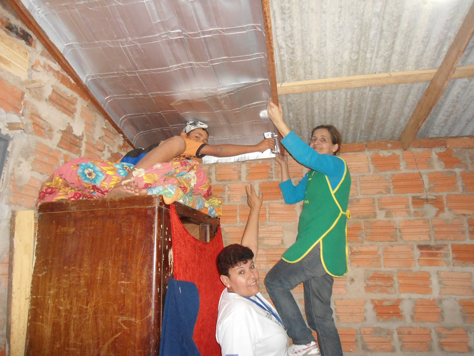 http://2.bp.blogspot.com/-Mau-_H8xpug/UEyhF8xPiDI/AAAAAAAAAUY/MJwOdT3fc_Y/s1600/caixas+de+leite+-com+agentes+de+sa%25C3%25BAde+do+Zacchia+005.jpg