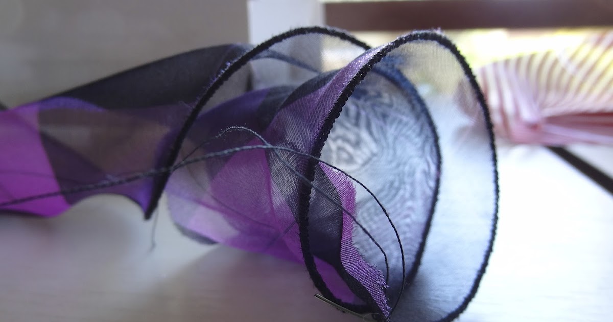 JuliaBobbin Tutorial Machine rolled hem with fishing line + Brooch