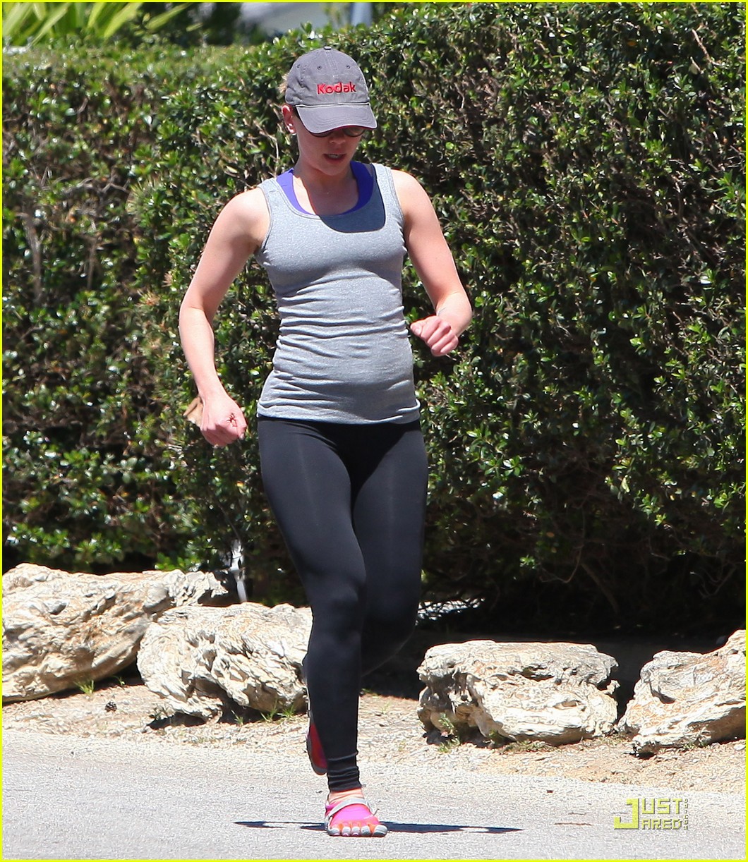 http://2.bp.blogspot.com/-MbuvLdLqAKA/TaSC1Hwrn3I/AAAAAAAABWM/fu0_ODcdjeA/s1600/sean-penn-scarlett-johansson-jogging-08.jpg