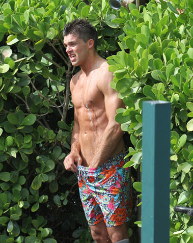 katy-prices-ex-boyfriend-leandro-penna-enjoys-miami-beach.jpg