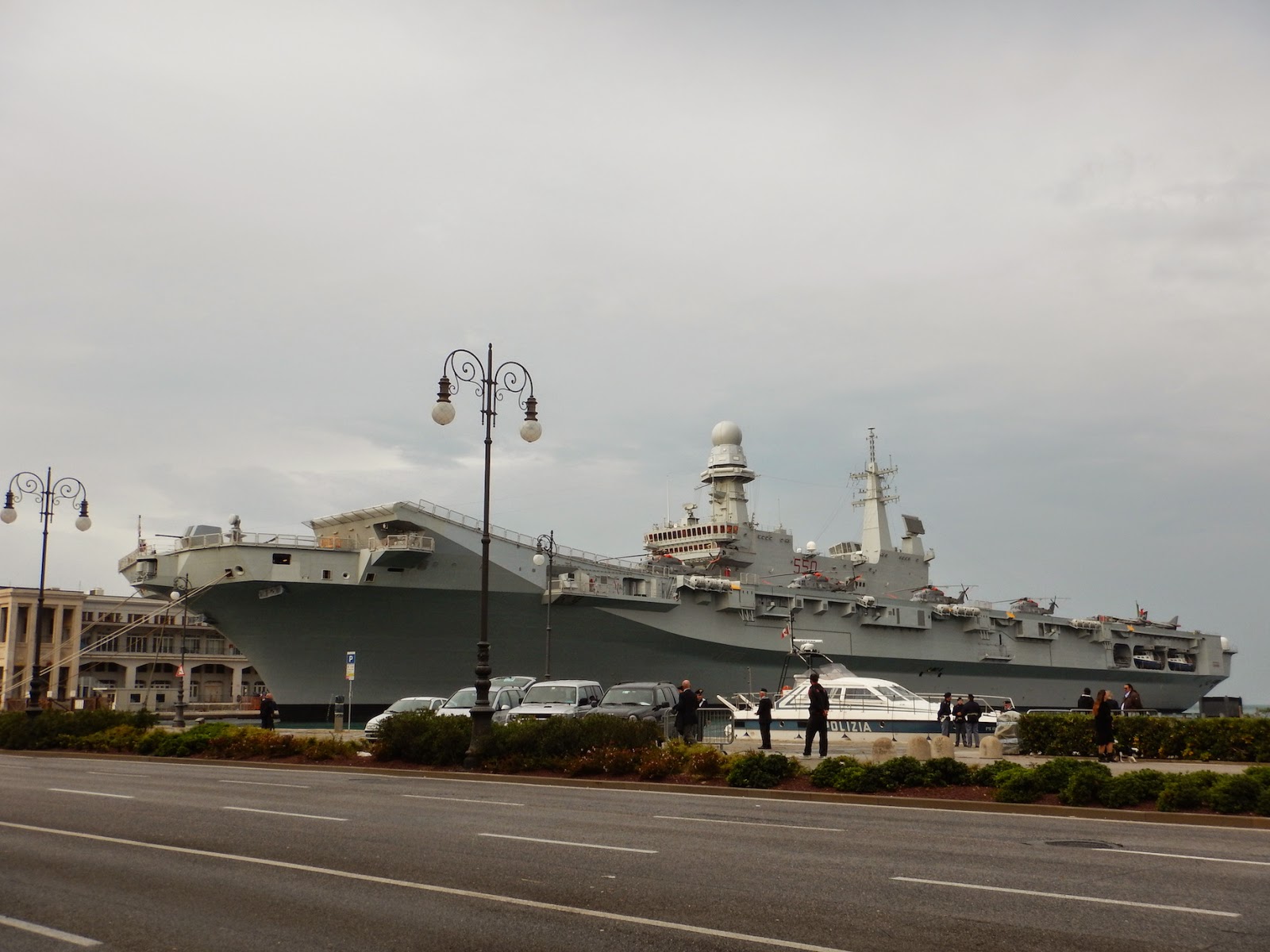 La portaerei italiana Cavour nel porto di Trieste il 5.11.2014 in occasione delle celebrazioni militari per il sessantesimo anniversario dell'inizio dell'amministrazione "civile" di Trieste.