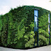 Maravillosa casa verde envuelta en un jardín vertical.
